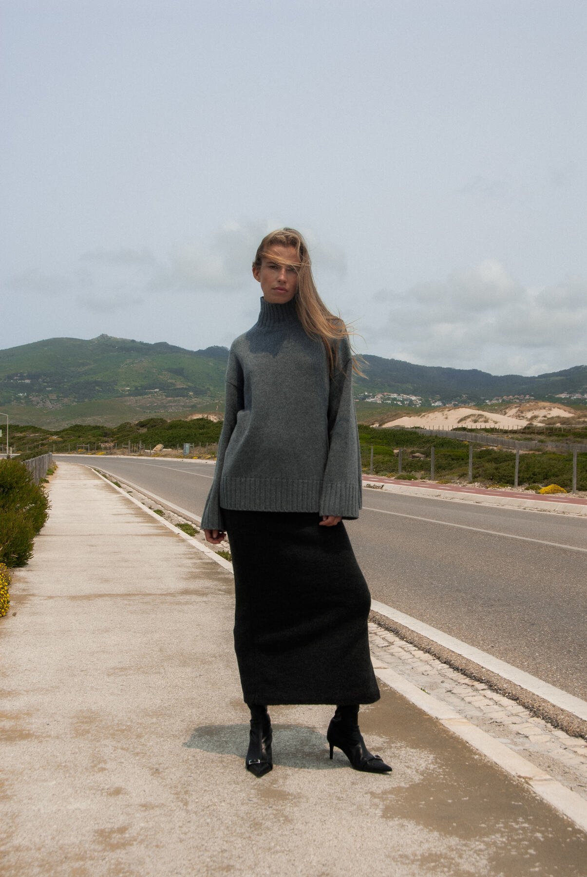 Kampagnenbild: Oversized Boxy Turtleneck in Dark Grey Melange