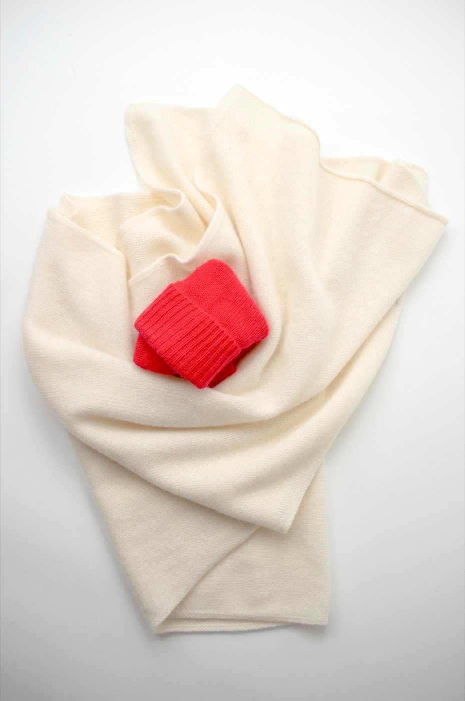 Merino-Kaschmir in Creme, locker gefaltet