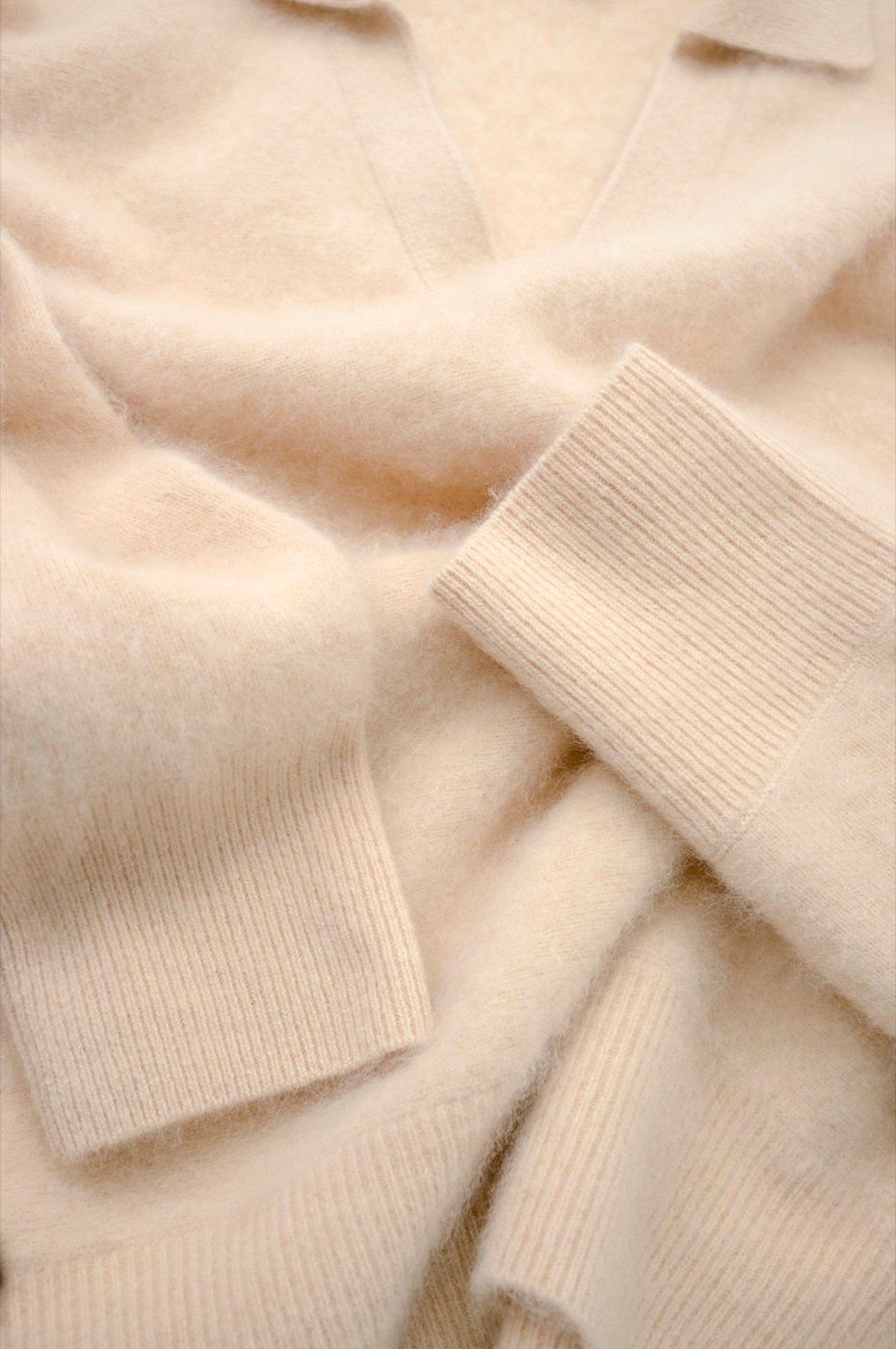 Nahaufnahme Kaschmir mit Kragen und Rippbündchen in Creme
